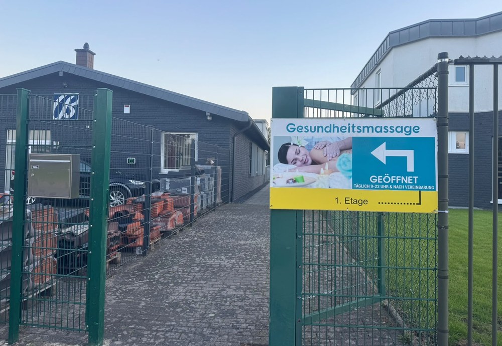 Eingangsschild Gesundheitsmassage Luna Spa, Hinweis 1. Etage